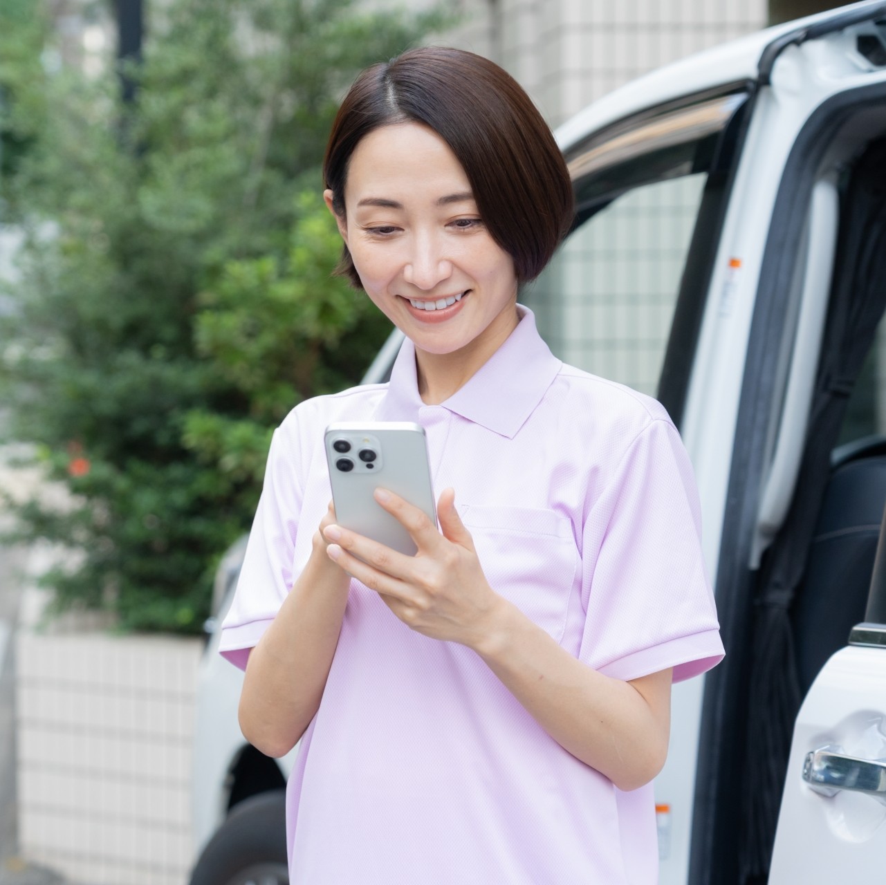 スマートフォンでシフトを確認する介護スタッフ